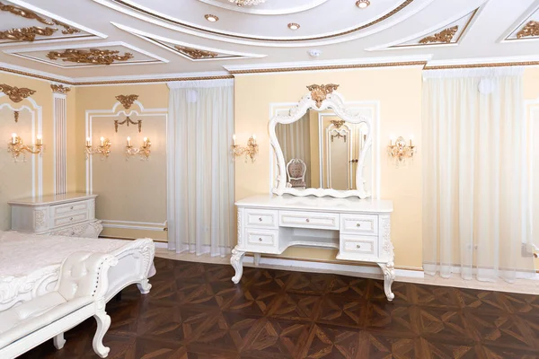 Pequeño Dormitorio Lujo Con Baño Muebles Caros Elegante Estilo Barroco — Foto de Stock