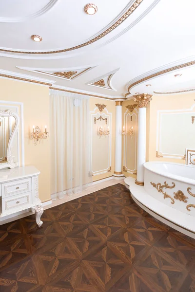 小而豪华的卧室 浴室和昂贵的家具 别致的老式巴洛克风格 — 图库照片