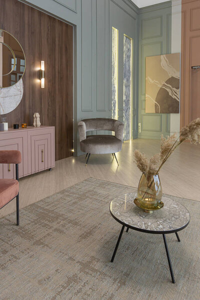 шикарный современный модный дизайн интерьера квартиры. модные зеленые и пушистые розовые стены. стильное освещение и огромные панорамные окна