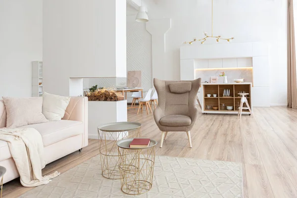 디자인은 스칸디나비아 스타일의 드넓고 스튜디오 아파트와 파스텔 흰색과 베이지 색이다 — 스톡 사진