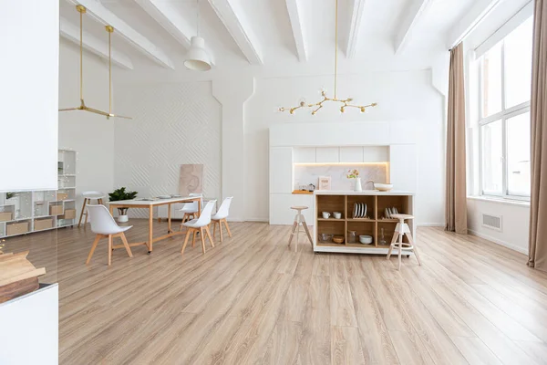 Design Interiores Espaçoso Apartamento Estúdio Brilhante Estilo Escandinavo Cores Quentes — Fotografia de Stock