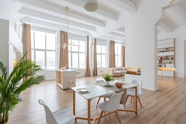 室内设计宽敞明亮的工作室公寓斯堪的纳维亚风格和温暖的乳白色和米黄色的色彩 客厅里时髦的家具和厨房里的现代细节 — 图库照片