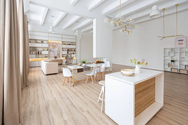 北欧スタイルの広々とした明るいスタジオアパートと暖かいパステルホワイトとベージュの色のインテリアデザイン キッチンエリアの流行の家具や現代的な詳細 — ストック写真