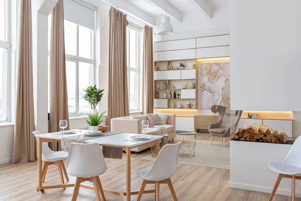 北欧スタイルの広々とした明るいスタジオアパートと暖かいパステルホワイトとベージュの色のインテリアデザイン キッチンエリアの流行の家具や現代的な詳細 — ストック写真