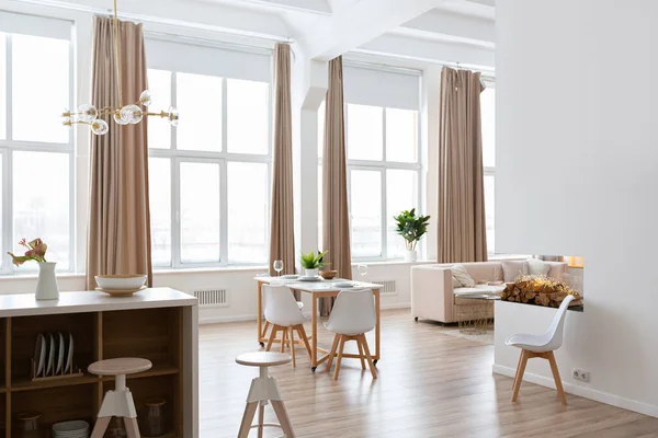 Interior Desain Apartemen Studio Cerah Luas Skandinavia Gaya Dan Hangat — Stok Foto