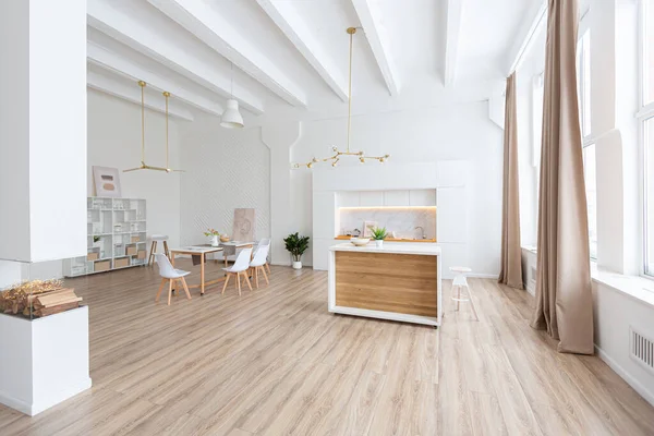 室内设计宽敞明亮的工作室公寓斯堪的纳维亚风格和温暖的乳白色和米黄色的色彩 客厅里时髦的家具和厨房里的现代细节 — 图库照片