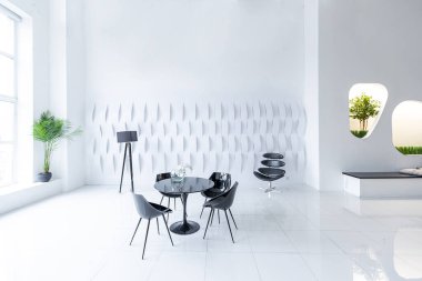 İlginç moda siyah mobilyalar ve dekore edilmiş duvarlar ile siyah ve beyaz renklere zıt düşerek modern modaya uygun modern iç mekan.