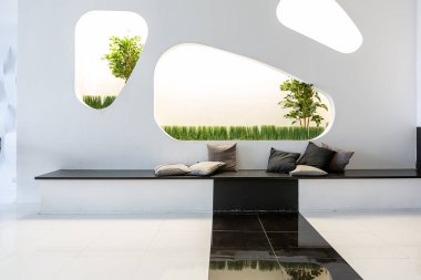 İlginç moda siyah mobilyalar ve dekore edilmiş duvarlar ile siyah ve beyaz renklere zıt düşerek modern modaya uygun modern iç mekan.