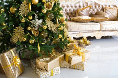 Şık Noel ağacı ile dekore edilmiş lüks oturma odası iç.