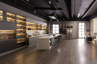 Son derece modern, koyu renkli, süper havalı ışıklandırması ve yemek pişirmek için bir adası olan bir dairede lüks bir mutfak.