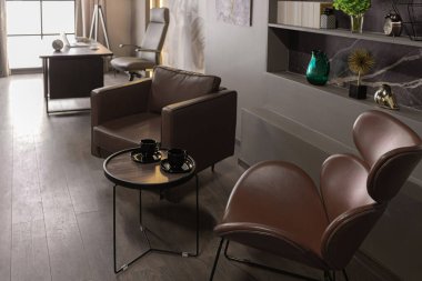 Son derece modern, koyu renkli ve havalı ışıklandırmalı vahşi bir apartman dairesinde lüks bir ofis.