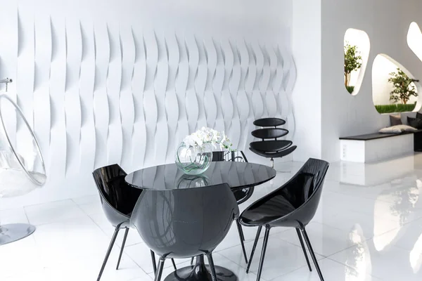 興味深いファッショナブルな黒い家具と装飾された壁と黒と白の色を対照的に豪華な未来的なトレンディーな現代的なインテリア — ストック写真