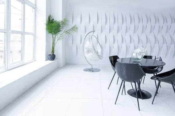 興味深いファッショナブルな黒い家具と装飾された壁と黒と白の色を対照的に豪華な未来的なトレンディーな現代的なインテリア — ストック写真