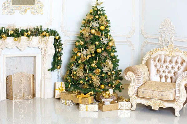 Luxe Woonkamer Interieur Versierd Met Chique Kerstboom — Stockfoto