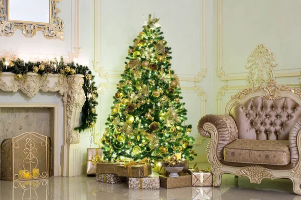 Luxus Wohnzimmer Interieur Mit Schickem Weihnachtsbaum Dekoriert — Stockfoto