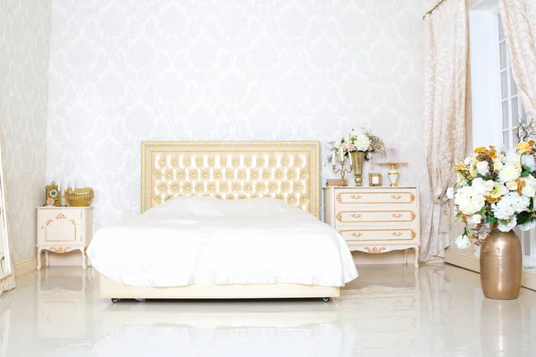 奢华典雅的白色与金色室内设计的卧室 — 图库照片