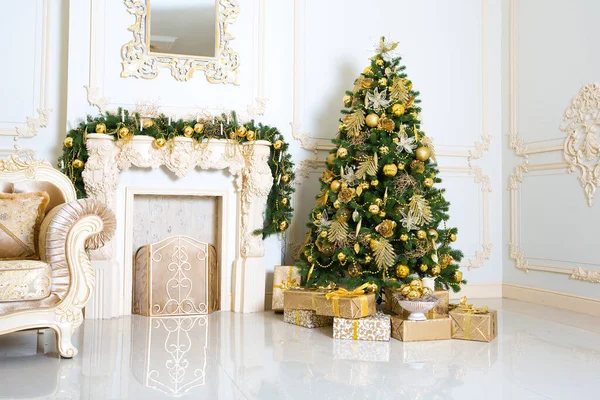 stock image Luxury living room interior decorated with chic Christmas tree.