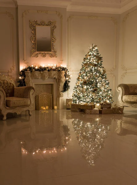 Ylellinen Olohuone Sisustettu Tyylikäs Joulukuusi — kuvapankkivalokuva