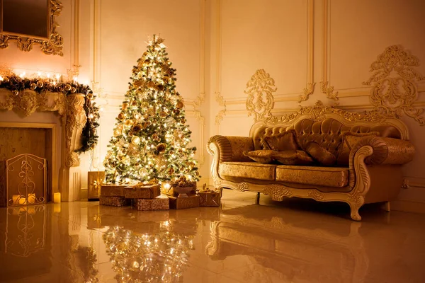 Πολυτελές Εσωτερικό Σαλόνι Διακοσμημένο Κομψό Χριστουγεννιάτικο Δέντρο — Φωτογραφία Αρχείου