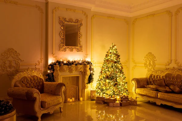 Şık Noel Ağacı Ile Dekore Edilmiş Lüks Oturma Odası — Stok fotoğraf