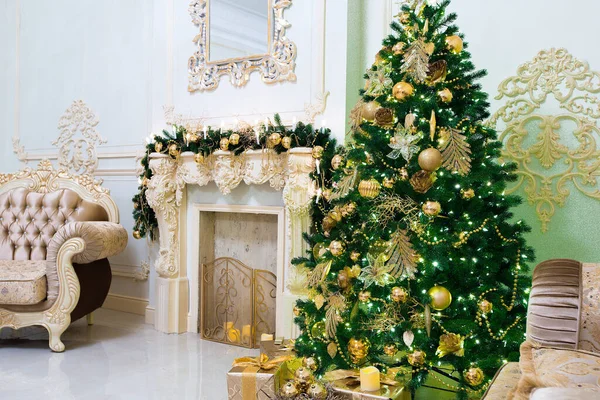 Luxus Wohnzimmer Interieur Mit Schickem Weihnachtsbaum Dekoriert — Stockfoto
