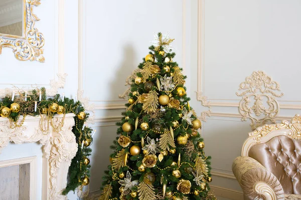 Πολυτελές Εσωτερικό Σαλόνι Διακοσμημένο Κομψό Χριστουγεννιάτικο Δέντρο — Φωτογραφία Αρχείου