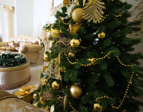 Salón Lujo Decorado Con Elegante Árbol Navidad — Foto de Stock
