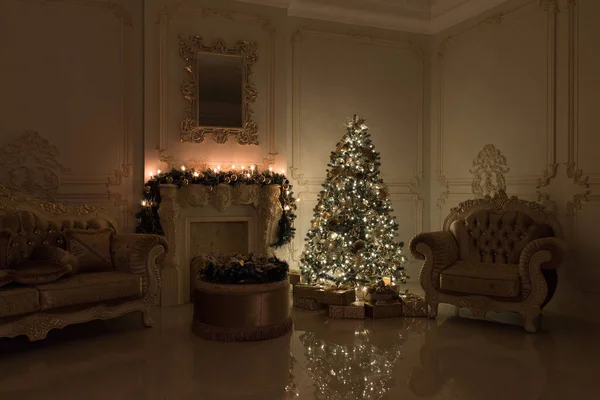 Salón Lujo Decorado Con Elegante Árbol Navidad — Foto de Stock