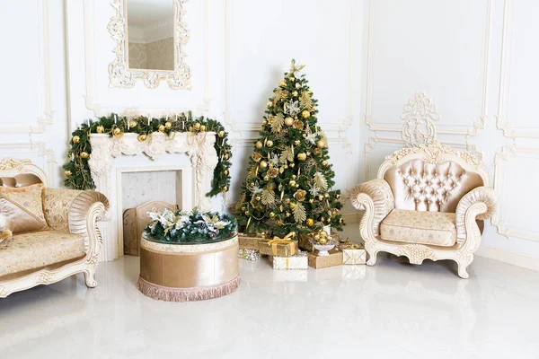 Stock image Luxury living room interior decorated with chic Christmas tree.