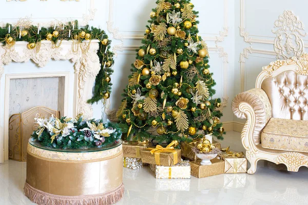 Şık Noel Ağacı Ile Dekore Edilmiş Lüks Oturma Odası — Stok fotoğraf