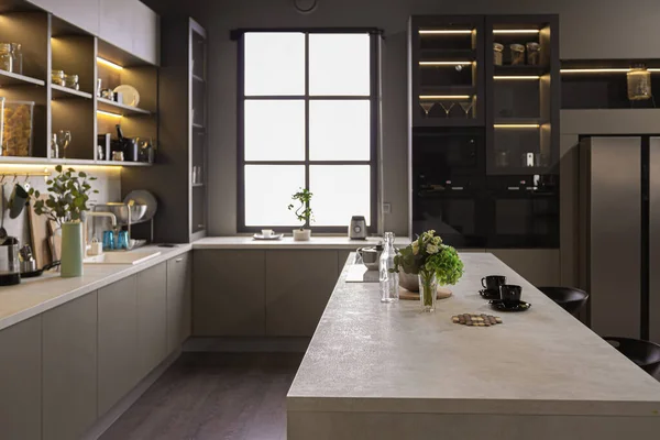 Stijlvol Luxe Keukeninterieur Een Ultramodern Ruim Appartement Donkere Kleuren Met — Stockfoto