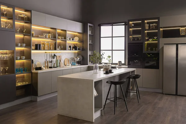 Elegante Interior Cocina Lujo Apartamento Espacioso Ultramoderno Colores Oscuros Con — Foto de Stock