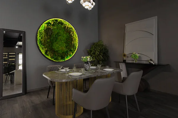 非常にクールな緑の苔の装飾パネルと暗い色の超近代的なアパートでスタイリッシュな豪華なダイニングルームのインテリアLed照明 — ストック写真