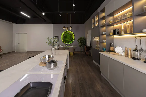 Stilvolle Luxuriöse Kücheneinrichtung Einer Ultramodernen Geräumigen Wohnung Dunklen Farben Mit — Stockfoto