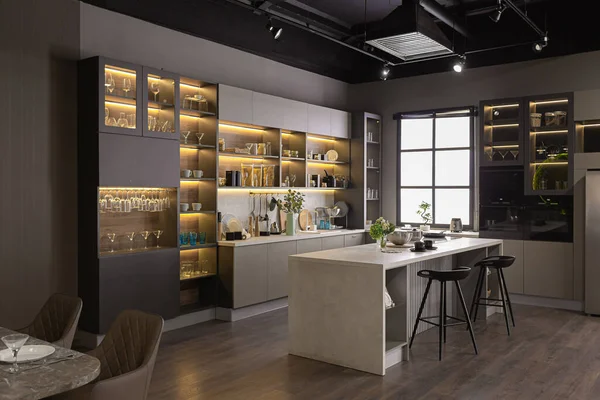 时尚奢华的厨房内部在一个超现代的宽敞的公寓黑暗的颜色 超级凉爽的引导照明和一个岛做饭 — 图库照片