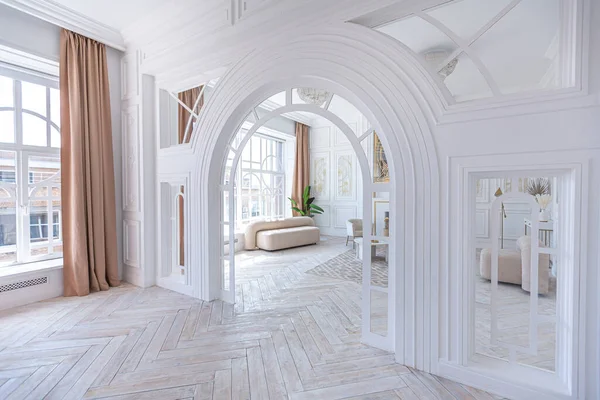 Sněhobílý Luxusní Bytový Interiér Výzdobou Egyptského Stylu Lehkým Stylovým Nábytkem — Stock fotografie