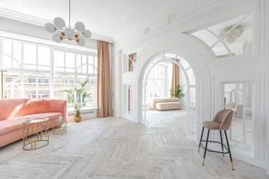 Kar beyazı, lüks bir apartman dairesi. Mısırlı stil dekorasyonlu, hafif mobilyalı. Büyük panoramik pencereler ve kemerli bir yol. Modern konut tasarımının zarafetiyle minimalizm ve basitlik
