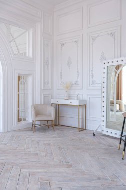 Kar beyazı, lüks bir apartman dairesi. Mısırlı stil dekorasyonlu, hafif mobilyalı. Büyük panoramik pencereler ve kemerli bir yol. Modern konut tasarımının zarafetiyle minimalizm ve basitlik