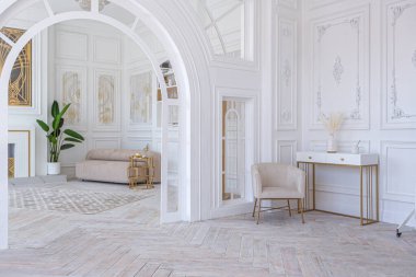 Kar beyazı, lüks bir apartman dairesi. Mısırlı stil dekorasyonlu, hafif mobilyalı. Büyük panoramik pencereler ve kemerli bir yol. Modern konut tasarımının zarafetiyle minimalizm ve basitlik