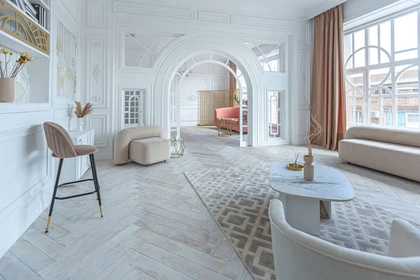 Sněhobílý Luxusní Bytový Interiér Výzdobou Egyptského Stylu Lehkým Stylovým Nábytkem — Stock fotografie