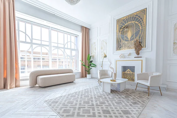 軽いスタイリッシュな家具とエジプトスタイルの装飾が施された白雪姫の高級アパートのインテリア 巨大なパノラマ窓とアーチ モダンな住宅デザインの優雅さでミニマリズムとシンプルさ — ストック写真