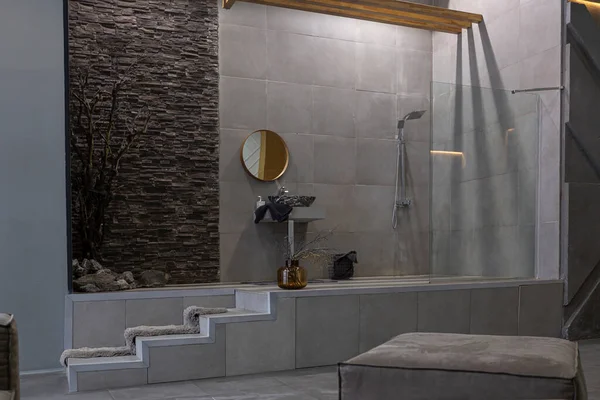 灰色の石で飾られたオープンシャワー付きのオープンプランのアパートの残酷な超トレンディーなインテリアデザイン — ストック写真