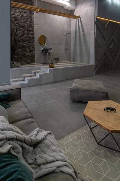 灰色の石で飾られたオープンシャワー付きのオープンプランのアパートの残酷な超トレンディーなインテリアデザイン — ストック写真