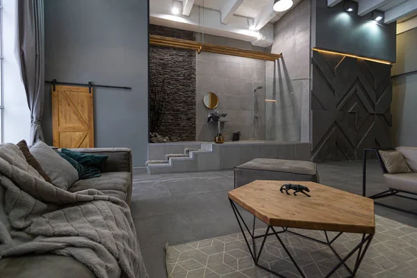 Brutális Ultra Trendi Belsőépítészeti Egy Nyitott Terű Apartman Nyitott Zuhanyzóval — Stock Fotó