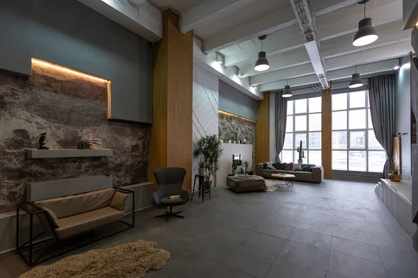 Moderní Studio Interiér Dekorativními Kamennými Stěnami Šedé Barvě Kamenné Dřevo — Stock fotografie