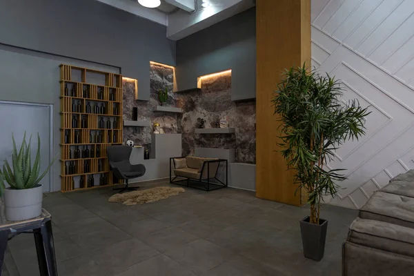 グレーの装飾石の壁を持つ現代的なスタジオのインテリア 石の木タイルや照明を部屋のデザインに取り入れ — ストック写真