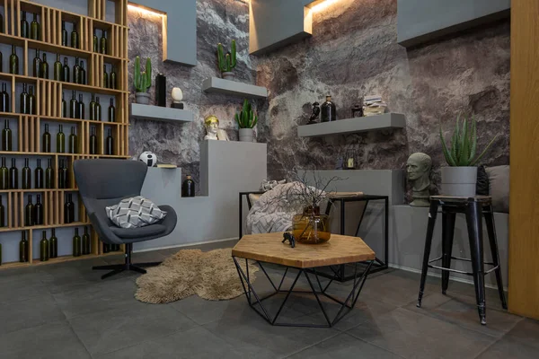 用灰色装饰石墙装饰的现代坐姿室内设计 房间设计中的石材 瓷砖和铅灯 — 图库照片