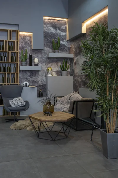 Moderne Sitzplatzeinrichtung Mit Dekorativen Steinwänden Grau Steinholz Fliesen Und Led — Stockfoto