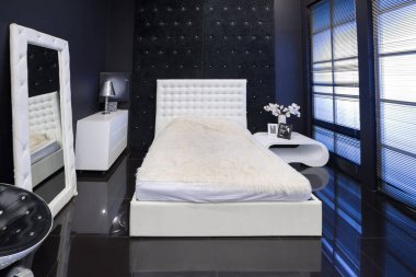 Beyaz şık mobilyalı modern siyah iç mekan.