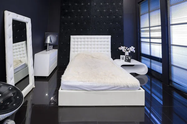Moderní Tmavý Luxusní Černý Interiér Bílým Elegantním Nábytkem — Stock fotografie
